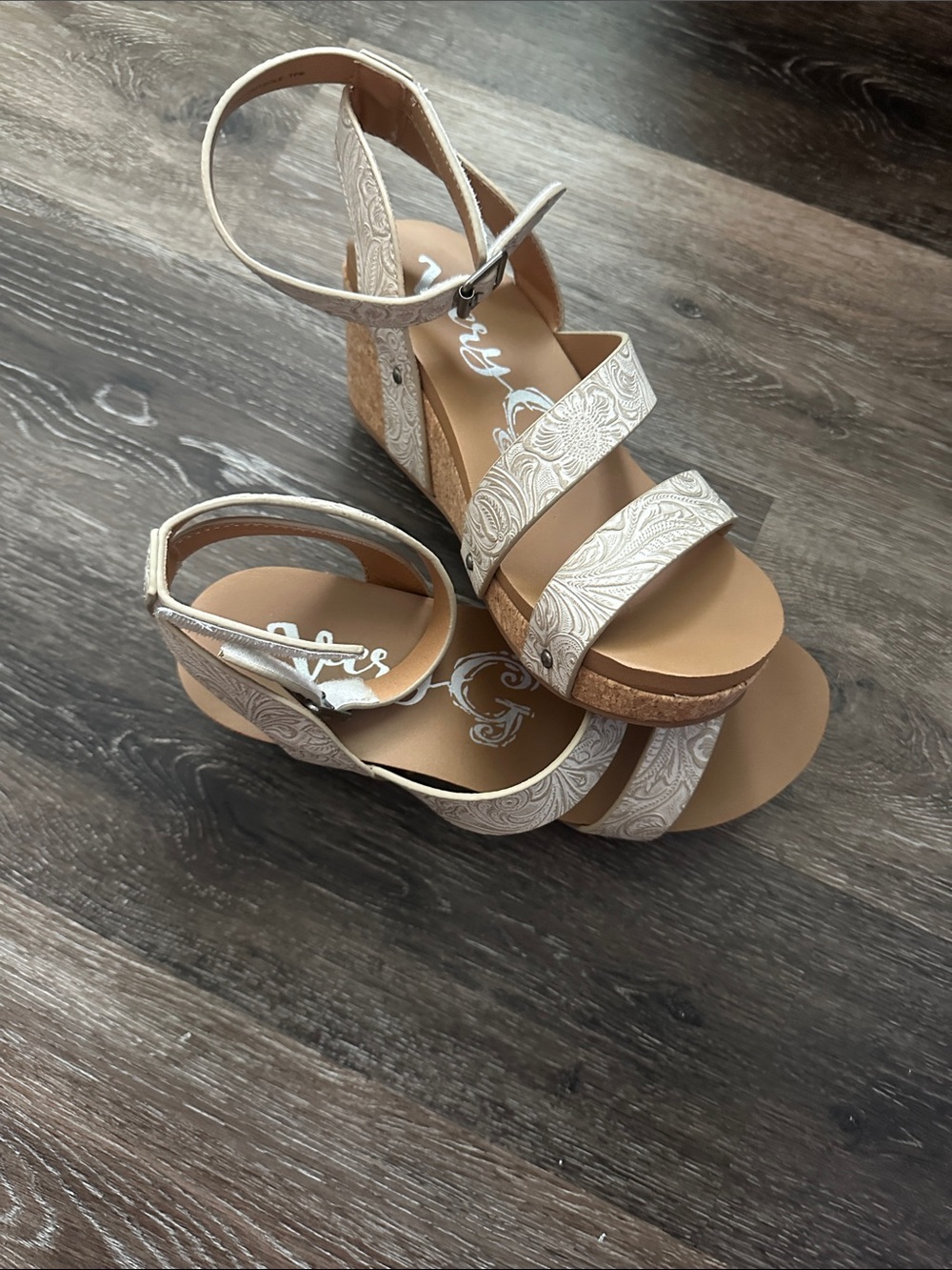 Kiara Tooled Wedge Sandal in Light Grey by Very G
8.5